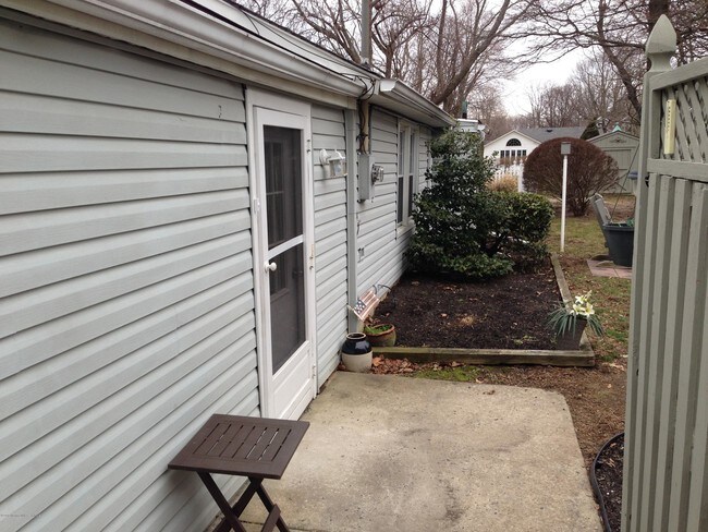 Building Photo - 115 10th Ave