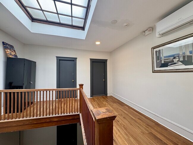 Building Photo - 914 Beacon St