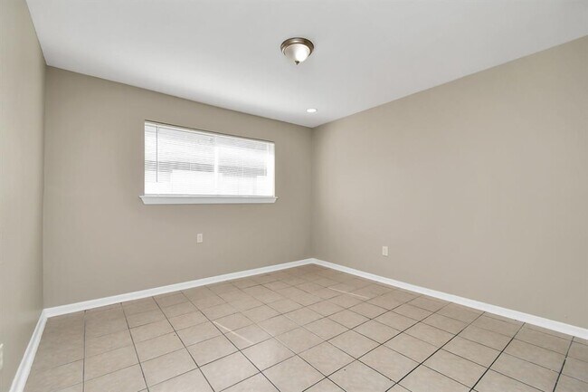 Building Photo - 1736 Crestdale Dr