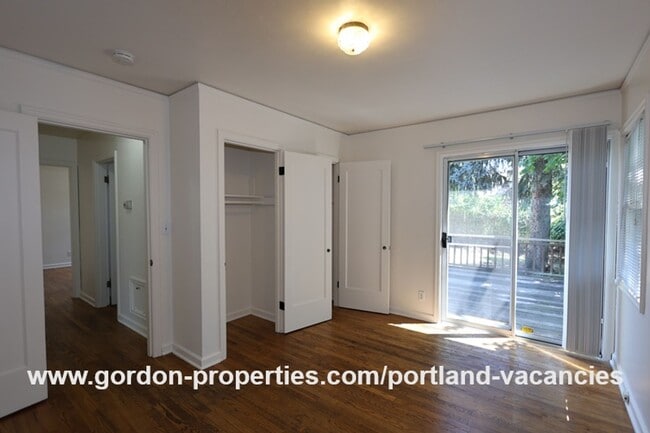 Building Photo - SE 57th Ave - 5 bedroom home with fireplac...
