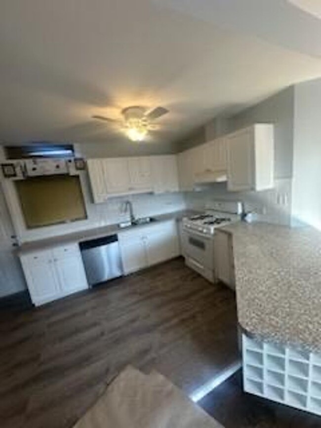 Building Photo - Large 3 bedroom 2 bathroom Condo with Cent...