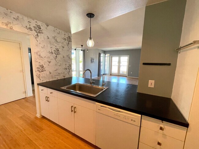 Building Photo - Fantastic Irvington Place Condo with Washe...