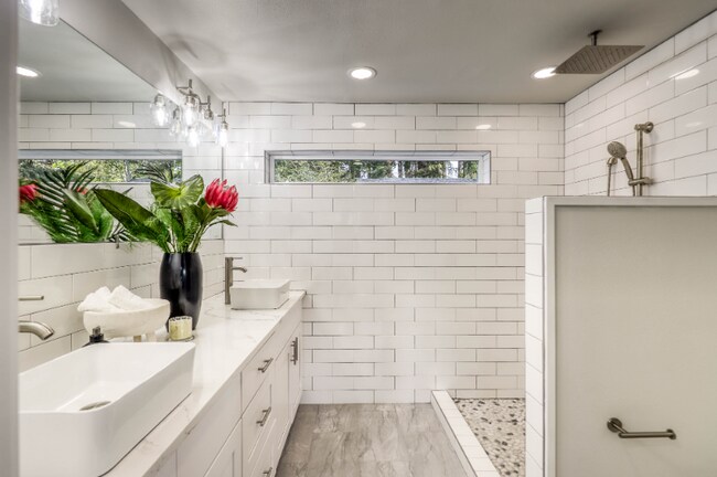 Building Photo - 1525 S Marine Dr