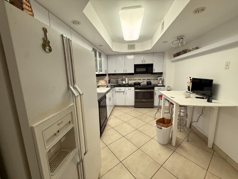 Building Photo - 5825 Collins Ave