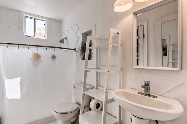 Building Photo - 800 Innes Ave