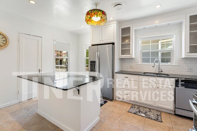 Building Photo - 657 40th St