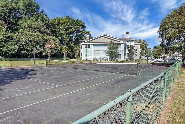 Building Photo - Renovated Condo located in heart of Mt Pleasant, near Ravenel Bridge and Waterfront Park