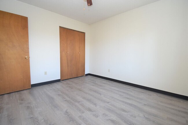 Building Photo - Great Location! Top Floor 2 bed 1 bath and detached garage!
