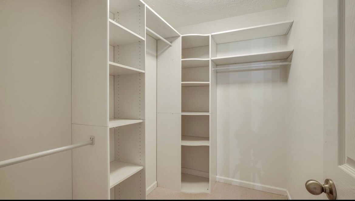 Building Photo - 8308 Oak Knoll Dr
