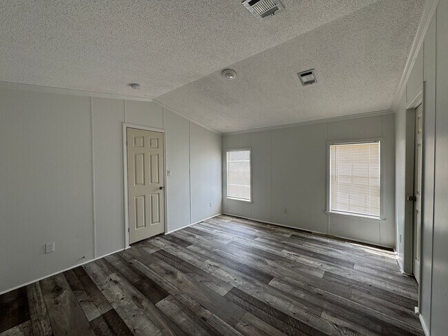 Building Photo - 16206 Wood Dr