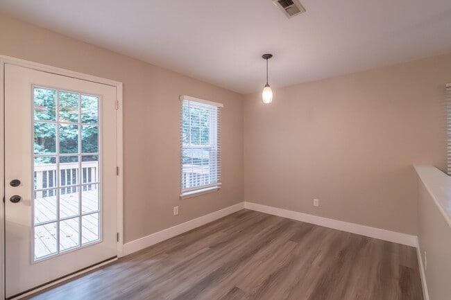 Building Photo - Cozy newly renovated 4 bedroom home on Hic...