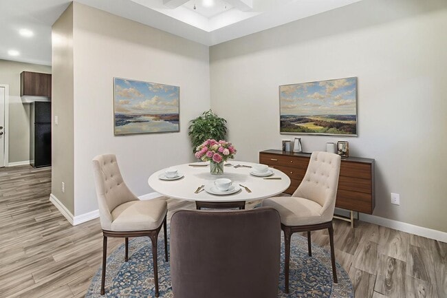 Building Photo - 904 W Mahala Ave