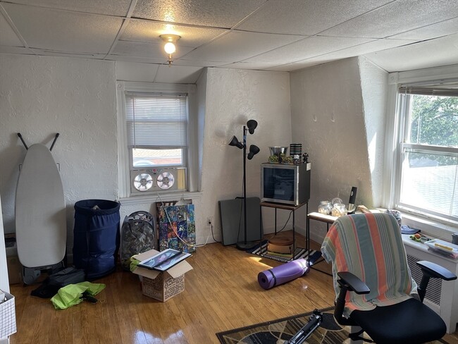 Building Photo - 18 Summit Ave