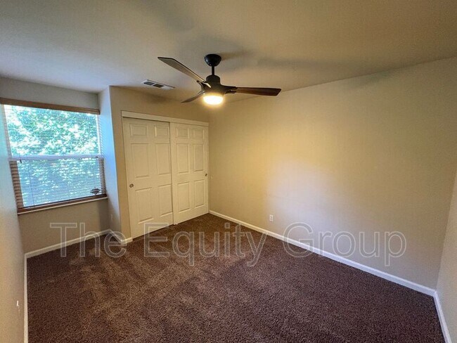 Building Photo - 1422 E Mesa Ct