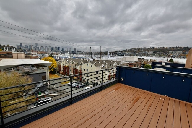 Building Photo - Gorgeous Eastlake Townhome - Stellar Locat...