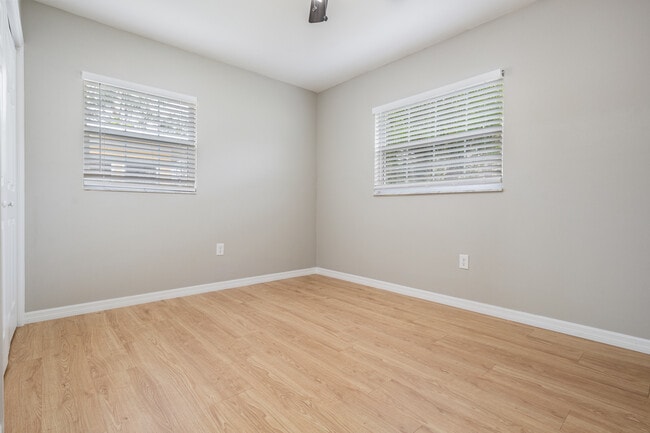 Building Photo - 524 Columbia Dr
