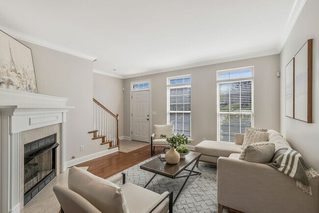 Building Photo - FABULOUS LOCATION!! 2BEDROOM 2 BATH TOWNHO...