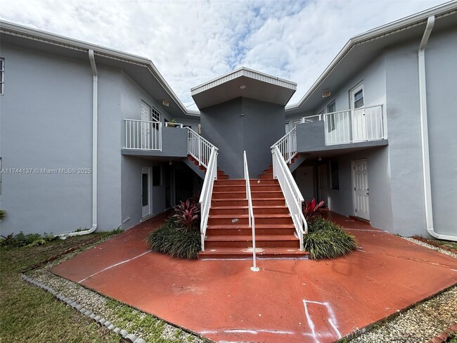 Building Photo - 1655 NE Miami Gardens Dr