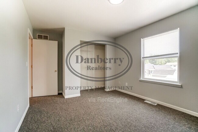 Building Photo - 3704 Willow Run Dr