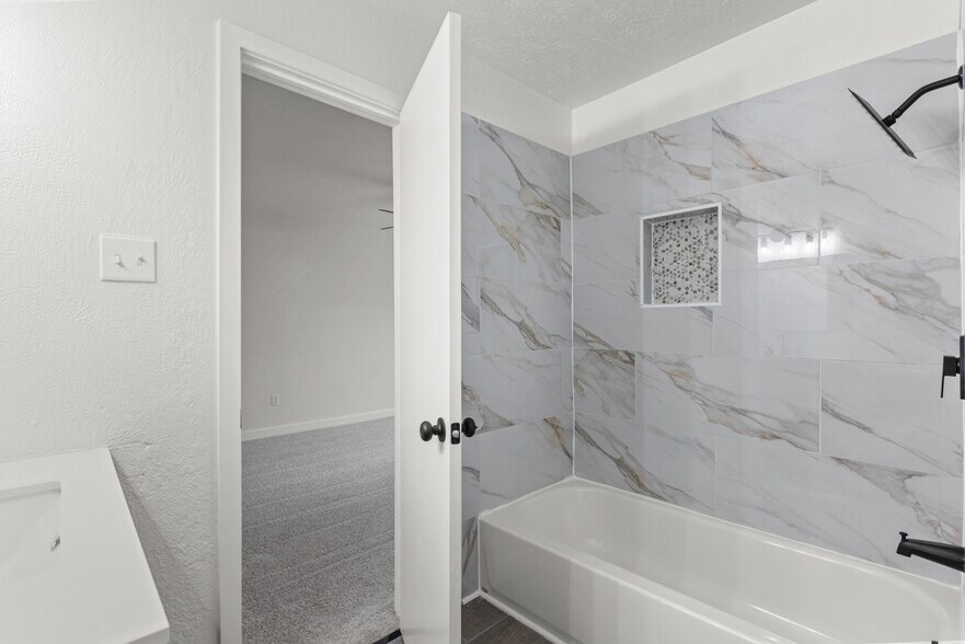 Building Photo - 7510 Holly Hill Dr