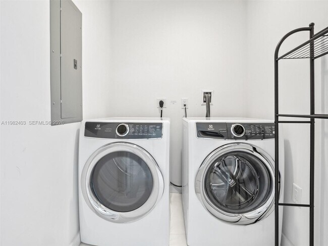 Building Photo - 851 NE 1st Ave