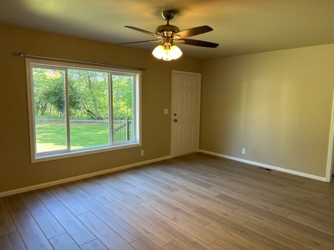 Building Photo - 7874 Old Redwood Hwy