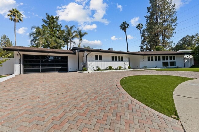 Building Photo - UPGRADED SOUTH OF THE BOULEVARD HOME WITH ...
