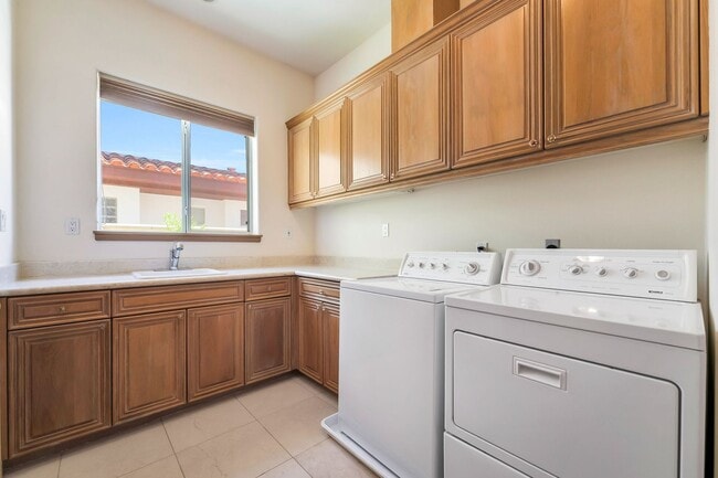 Building Photo - Luxury Lake Las Vegas Estate in Guard-Gated SouthShore Community!