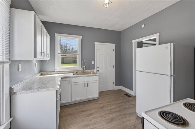 Building Photo - 108 W Broad St