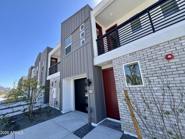 Building Photo - 1017 E Pasadena Ave