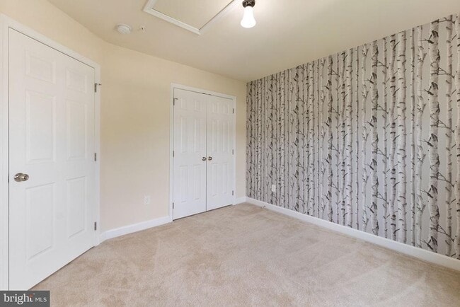 Building Photo - 555 English Oak Ln