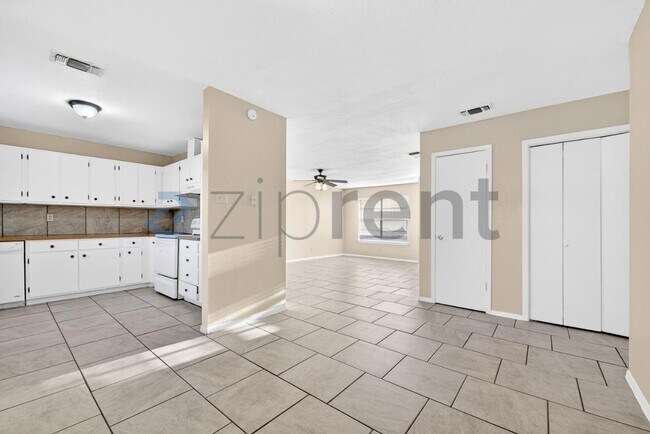 Building Photo - 3225 Crites St