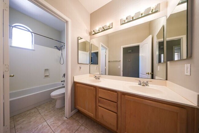 Building Photo - Now Available in Chandler! Spacious 4 Bedroom Home in Carino Estates!