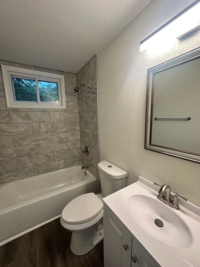 Building Photo - Newly renovated house for lease!