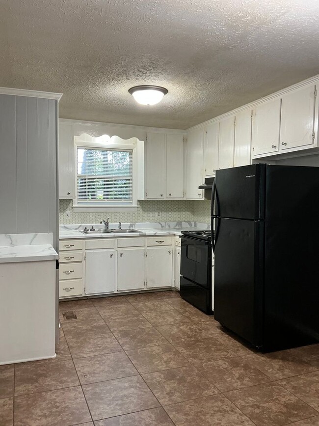 Building Photo - 203 Creekside Dr