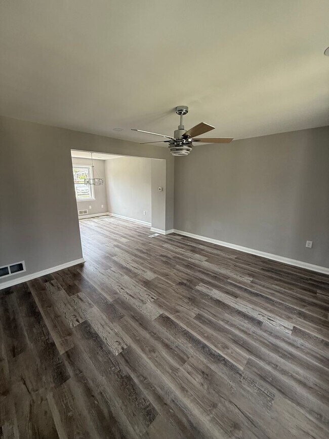 Building Photo - Updated Glen Oaks Townhome with Finished B...