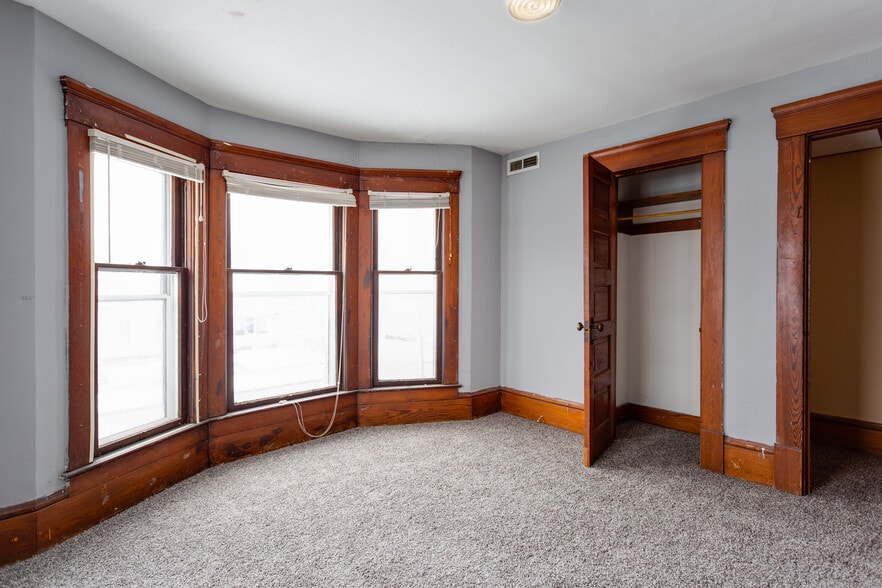 Building Photo - 33 W Main St