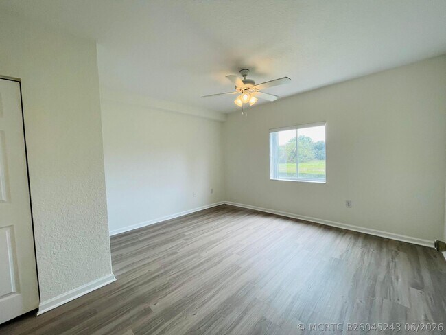 Building Photo - 1055 Golden Lakes Blvd