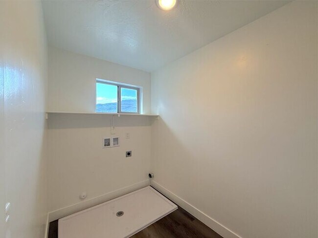 Building Photo - 4 bed, 2.5 bath home w/2 car garage