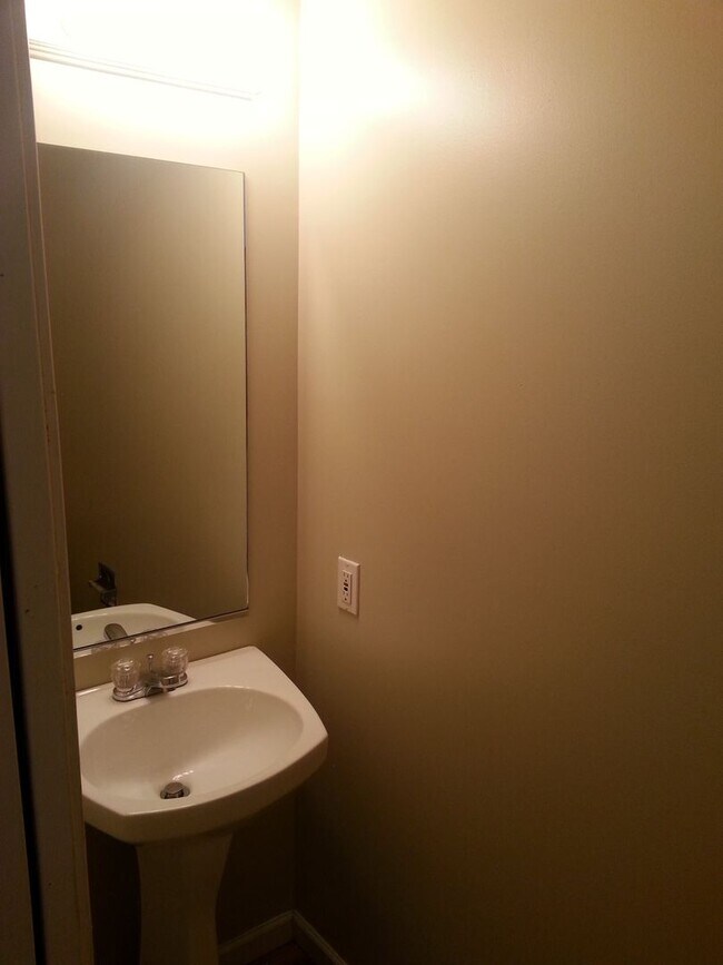 Building Photo - $200 Gift Card! 3-bed home available in Savoy!