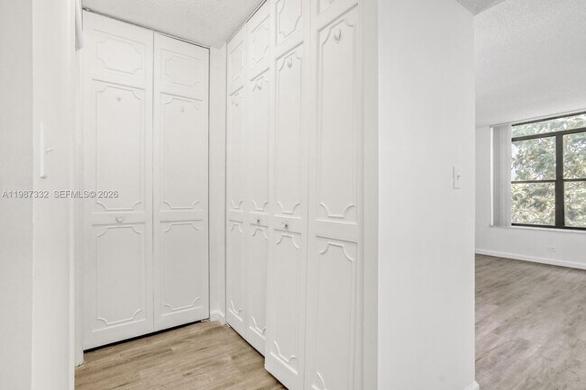 Building Photo - 3760 Inverrary Dr