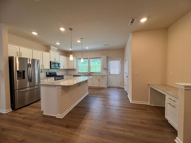 Building Photo - 3BR 2.5BA Townhome