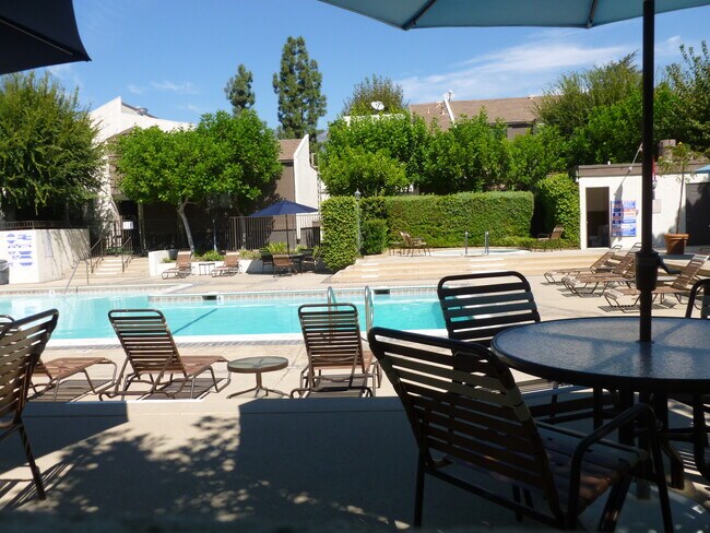 Pool - 584 W Huntington Dr