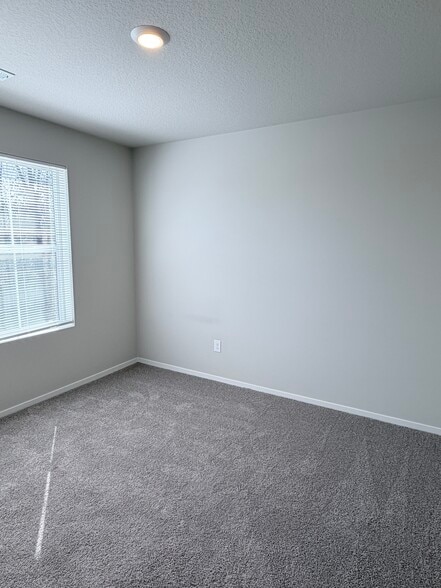 Building Photo - 9452 N Chestnut Ct