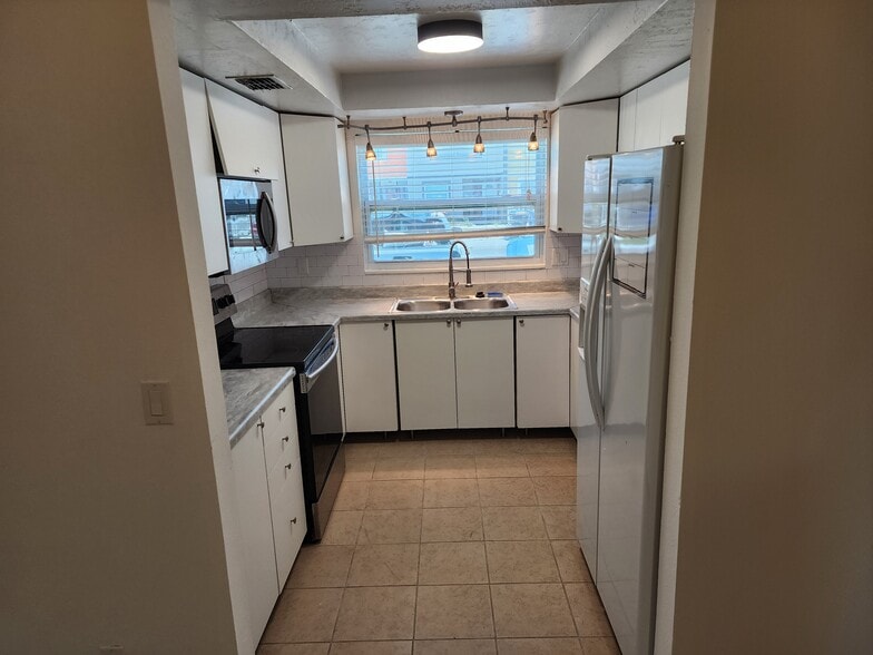Kitchen - 2751 S Pines Dr