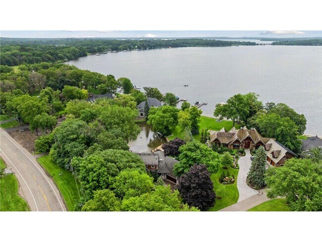 Building Photo - 3135 Shoreline Dr