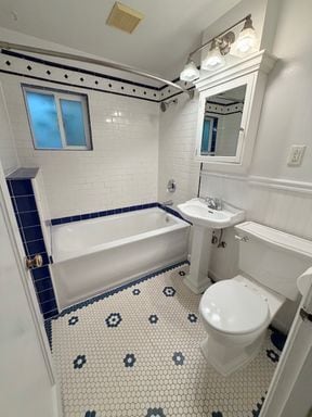 Building Photo - Great 2 bed home, fully fenced backyard in desirable Olympic Hills! Available Now!