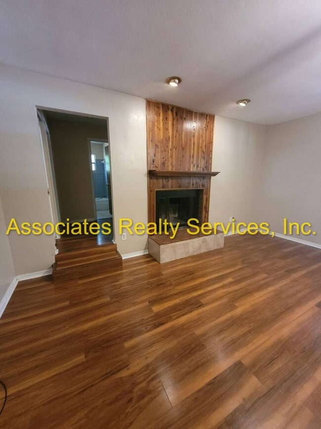 Building Photo - MOVE IN SPEACIAL! Cute Home In Deer Run, 3...