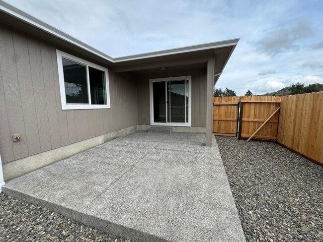 Building Photo - Green Area 3-Bedroom, 2-Bath Duplex with Garage