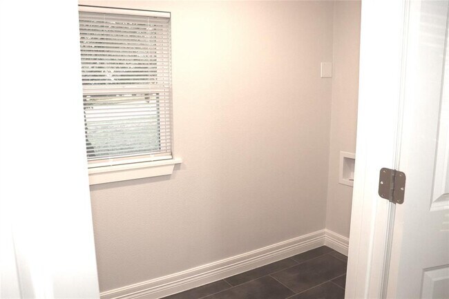 Building Photo - 352 W Vaughan St